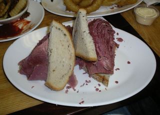 800px-Carnegie_Deli_Corned_Beef.jpg
